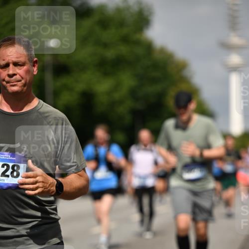 29.06.2025 - hella hamburg halbmarathon Dr. Thomas Lammeyer http://msf.ph/oto/8148788 29.06.2025 10:06:15 Kennedybrücke 1128, 1184, 1329, 1364, 1432, 1453, 1729, 1881, 1940, 2322, 2323, 3169, 4286, 4328, 4649, 4663, 4985, 5763, 6322, 6860, 7031, 7243, 9020, 9021, 9156, 9353, 9741, 9928, 10177, 10866 meine-sportfotos.de