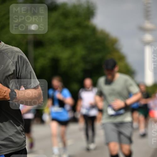 29.06.2025 - hella hamburg halbmarathon Dr. Thomas Lammeyer http://msf.ph/oto/8148792 29.06.2025 10:06:15 Kennedybrücke 1128, 1184, 1329, 1364, 1432, 1453, 1729, 1881, 1940, 2322, 2323, 3169, 4286, 4328, 4649, 4663, 4985, 5763, 6322, 6860, 7031, 7243, 9020, 9021, 9156, 9353, 9741, 9928, 10177, 10866 meine-sportfotos.de