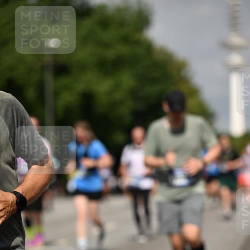 29.06.2025 - hella hamburg halbmarathon Dr. Thomas Lammeyer http://msf.ph/oto/8148799 29.06.2025 10:06:15 Kennedybrücke 1128, 1184, 1329, 1364, 1432, 1453, 1729, 1881, 1940, 2322, 2323, 3169, 4286, 4328, 4649, 4663, 4985, 5763, 6322, 6860, 7031, 7243, 9020, 9021, 9156, 9353, 9741, 9928, 10177, 10866 meine-sportfotos.de