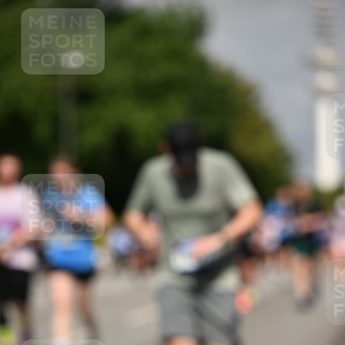 29.06.2025 - hella hamburg halbmarathon Dr. Thomas Lammeyer http://msf.ph/oto/8148824 29.06.2025 10:06:16 Kennedybrücke 1128, 1184, 1329, 1364, 1432, 1453, 1729, 1733, 1940, 2322, 2323, 3169, 4286, 4328, 4649, 4663, 4985, 5763, 6322, 6860, 7031, 7243, 9020, 9021, 9156, 9353, 9741, 9928, 10177, 10866 meine-sportfotos.de