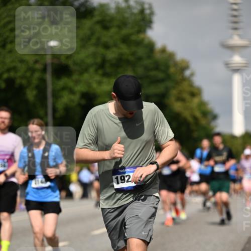 29.06.2025 - hella hamburg halbmarathon Dr. Thomas Lammeyer http://msf.ph/oto/8148829 29.06.2025 10:06:16 Kennedybrücke 1128, 1184, 1329, 1364, 1432, 1453, 1729, 1733, 1940, 2322, 2323, 3169, 4286, 4328, 4649, 4663, 4985, 5763, 6322, 6860, 7031, 7243, 9020, 9021, 9156, 9353, 9741, 9928, 10177, 10866 meine-sportfotos.de