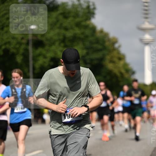 29.06.2025 - hella hamburg halbmarathon Dr. Thomas Lammeyer http://msf.ph/oto/8148835 29.06.2025 10:06:16 Kennedybrücke 1128, 1184, 1329, 1364, 1432, 1453, 1729, 1733, 1940, 2322, 2323, 3169, 4286, 4328, 4649, 4663, 4985, 5763, 6322, 6860, 7031, 7243, 9020, 9021, 9156, 9353, 9741, 9928, 10177, 10866 meine-sportfotos.de