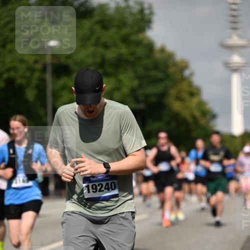 29.06.2025 - hella hamburg halbmarathon Dr. Thomas Lammeyer http://msf.ph/oto/8148841 29.06.2025 10:06:17 Kennedybrücke 1128, 1184, 1329, 1364, 1432, 1453, 1729, 1733, 1940, 2322, 2323, 3169, 4286, 4328, 4649, 4663, 4985, 5763, 6322, 6860, 7031, 7243, 9020, 9021, 9156, 9353, 9741, 9928, 10177, 10866 meine-sportfotos.de