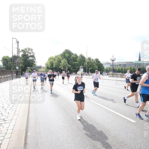 29.06.2025 - hella hamburg halbmarathon Jannik Wohlers http://msf.ph/oto/8148848 29.06.2025 10:18:43 Lombardsbrücke 1718, 1755, 2096, 2311, 2802, 3026, 3105, 3118, 3631, 4718, 4845, 5034, 5080, 5098, 5178, 5323, 5429, 6194, 6249, 6477, 6482, 6736, 7252, 8761, 8778, 9252, 9270, 9272, 9652, 9756, 9757, 10037, 10816, 11602, 11743, 12007, 12619, 12621, 13204, 13424, 13464, 13544, 14236, 14353, 15594, 16142, 16168, 16490, 16631, 16925, 17166, 17187, 17238, 17294, 17386, 17510, 17548, 17571, 17736, 17737, 18002, 18217, 18519, 18568, 18591, 19010 meine-sportfotos.de