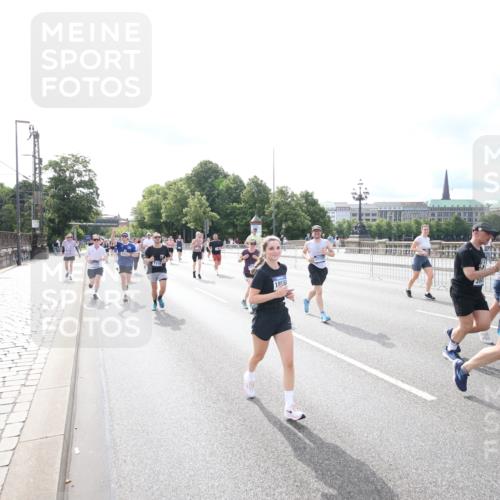 29.06.2025 - hella hamburg halbmarathon Jannik Wohlers http://msf.ph/oto/8148858 29.06.2025 10:18:43 Lombardsbrücke 1718, 1755, 2096, 2311, 2802, 3026, 3105, 3118, 3631, 4718, 4845, 5034, 5080, 5098, 5178, 5323, 5429, 6194, 6249, 6477, 6482, 6736, 7252, 8761, 8778, 9252, 9270, 9272, 9652, 9756, 9757, 10037, 10816, 11602, 11743, 12007, 12619, 12621, 13204, 13424, 13464, 13544, 14236, 14353, 15594, 16142, 16168, 16490, 16631, 16925, 17166, 17187, 17238, 17294, 17386, 17510, 17548, 17571, 17736, 17737, 18002, 18217, 18519, 18568, 18591, 19010 meine-sportfotos.de