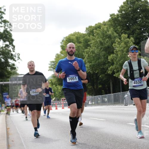 29.06.2025 - hella hamburg halbmarathon Jannik Wohlers http://msf.ph/oto/8148859 29.06.2025 10:12:30 Lombardsbrücke 1020, 1051, 1851, 1939, 2531, 2891, 2942, 4532, 6207, 7873, 7907, 8398, 8405, 8917, 10067, 10402, 11025, 11720, 14404, 14869, 15012, 15531, 16323, 16826, 16911, 17061, 17699, 17994, 18320, 18530 meine-sportfotos.de