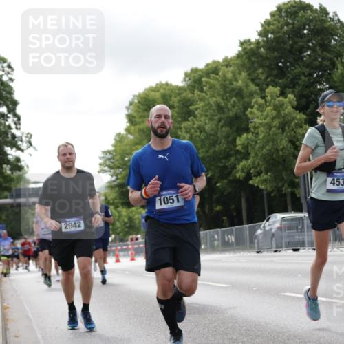 29.06.2025 - hella hamburg halbmarathon Jannik Wohlers http://msf.ph/oto/8148886 29.06.2025 10:12:30 Lombardsbrücke 1020, 1051, 1851, 1939, 2531, 2891, 2942, 4532, 6207, 7873, 7907, 8398, 8405, 8917, 10067, 10402, 11025, 11720, 14404, 14869, 15012, 15531, 16323, 16826, 16911, 17061, 17699, 17994, 18320, 18530 meine-sportfotos.de