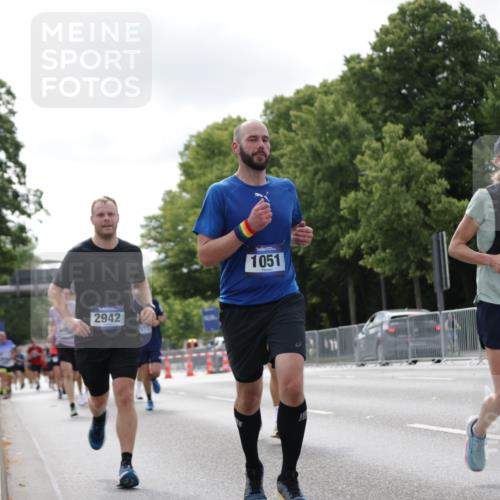 29.06.2025 - hella hamburg halbmarathon Jannik Wohlers http://msf.ph/oto/8148896 29.06.2025 10:12:30 Lombardsbrücke 1020, 1051, 1851, 1939, 2531, 2891, 2942, 4532, 6207, 7873, 7907, 8398, 8405, 8917, 10067, 10402, 11025, 11720, 14404, 14869, 15012, 15531, 16323, 16826, 16911, 17061, 17699, 17994, 18320, 18530 meine-sportfotos.de