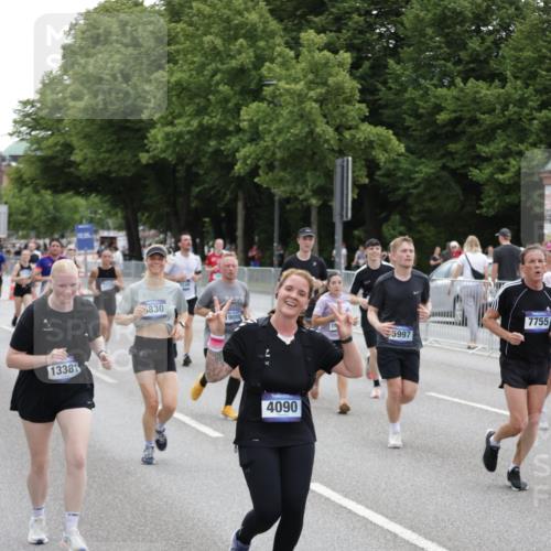 29.06.2025 - hella hamburg halbmarathon Jannik Wohlers http://msf.ph/oto/8148944 29.06.2025 10:49:46 Lombardsbrücke 1487, 3701, 3710, 3805, 3897, 4090, 4168, 5119, 5749, 5751, 5997, 6680, 6830, 7721, 7722, 7755, 8254, 9605, 9940, 10060, 10286, 10617, 11030, 11426, 11716, 11760, 12079, 13127, 13128, 13309, 13381, 13744, 13846, 14144, 14505, 14940, 15626, 15633, 16365, 16410, 16412, 16635, 17256, 18961, 19058, 19086 meine-sportfotos.de