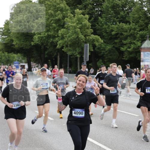 29.06.2025 - hella hamburg halbmarathon Jannik Wohlers http://msf.ph/oto/8148980 29.06.2025 10:49:46 Lombardsbrücke 1487, 3701, 3710, 3805, 3897, 4090, 4168, 5119, 5749, 5751, 5997, 6680, 6830, 7721, 7722, 7755, 8254, 9605, 9940, 10060, 10286, 10617, 11030, 11426, 11716, 11760, 12079, 13127, 13128, 13309, 13381, 13744, 13846, 14144, 14505, 14940, 15626, 15633, 16365, 16410, 16412, 16635, 17256, 18961, 19058, 19086 meine-sportfotos.de