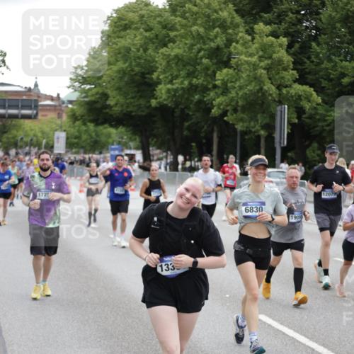 29.06.2025 - hella hamburg halbmarathon Jannik Wohlers http://msf.ph/oto/8149015 29.06.2025 10:49:47 Lombardsbrücke 3701, 3710, 3805, 3897, 4090, 4168, 5119, 5749, 5751, 5997, 6680, 6830, 7721, 7722, 7755, 8254, 9605, 9940, 10060, 10286, 10617, 11030, 11426, 11696, 11716, 11760, 12079, 13127, 13128, 13309, 13381, 13744, 13846, 14144, 14505, 14940, 15626, 16365, 16410, 16412, 16635, 17256, 18961, 19058, 19086 meine-sportfotos.de