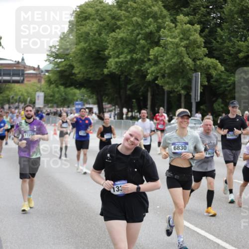 29.06.2025 - hella hamburg halbmarathon Jannik Wohlers http://msf.ph/oto/8149020 29.06.2025 10:49:47 Lombardsbrücke 3701, 3710, 3805, 3897, 4090, 4168, 5119, 5749, 5751, 5997, 6680, 6830, 7721, 7722, 7755, 8254, 9605, 9940, 10060, 10286, 10617, 11030, 11426, 11696, 11716, 11760, 12079, 13127, 13128, 13309, 13381, 13744, 13846, 14144, 14505, 14940, 15626, 16365, 16410, 16412, 16635, 17256, 18961, 19058, 19086 meine-sportfotos.de