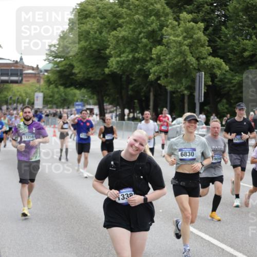 29.06.2025 - hella hamburg halbmarathon Jannik Wohlers http://msf.ph/oto/8149025 29.06.2025 10:49:47 Lombardsbrücke 3701, 3710, 3805, 3897, 4090, 4168, 5119, 5749, 5751, 5997, 6680, 6830, 7721, 7722, 7755, 8254, 9605, 9940, 10060, 10286, 10617, 11030, 11426, 11696, 11716, 11760, 12079, 13127, 13128, 13309, 13381, 13744, 13846, 14144, 14505, 14940, 15626, 16365, 16410, 16412, 16635, 17256, 18961, 19058, 19086 meine-sportfotos.de