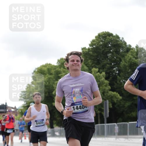 29.06.2025 - hella hamburg halbmarathon Jannik Wohlers http://msf.ph/oto/8149027 29.06.2025 10:12:35 Lombardsbrücke 1020, 1051, 2942, 4532, 6207, 7873, 8398, 8405, 9141, 10067, 10402, 11025, 11720, 14404, 15531, 16255, 16323, 17061, 17699, 18048, 18320, 18530 meine-sportfotos.de
