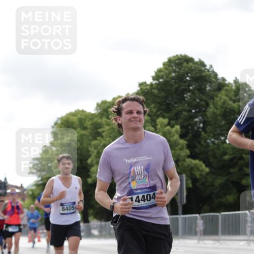29.06.2025 - hella hamburg halbmarathon Jannik Wohlers http://msf.ph/oto/8149032 29.06.2025 10:12:35 Lombardsbrücke 1020, 1051, 2942, 4532, 6207, 7873, 8398, 8405, 9141, 10067, 10402, 11025, 11720, 14404, 15531, 16255, 16323, 17061, 17699, 18048, 18320, 18530 meine-sportfotos.de