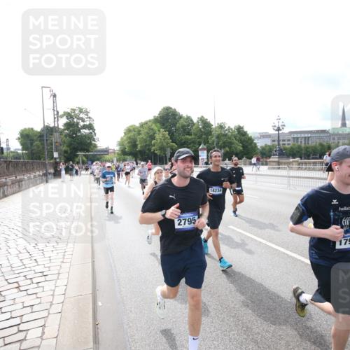 29.06.2025 - hella hamburg halbmarathon Jannik Wohlers http://msf.ph/oto/8149071 29.06.2025 10:19:05 Lombardsbrücke 1145, 1332, 1534, 1708, 2017, 2589, 2795, 2812, 2895, 2993, 2995, 3446, 4108, 4110, 4722, 4979, 5035, 5123, 5449, 5849, 6444, 6542, 6939, 7143, 8537, 8575, 9856, 10039, 10124, 10129, 10540, 10966, 11081, 11247, 12696, 12741, 13180, 13342, 13567, 13781, 13984, 14000, 14245, 14593, 14808, 14957, 15014, 15780, 15802, 15817, 16159, 16613, 16951, 16952, 17311, 17714, 17721, 18053, 18151, 18234, 18279, 18405, 18686, 18698 meine-sportfotos.de