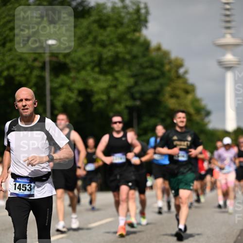 29.06.2025 - hella hamburg halbmarathon Dr. Thomas Lammeyer http://msf.ph/oto/8149074 29.06.2025 10:06:19 Kennedybrücke 1128, 1184, 1254, 1364, 1432, 1453, 1729, 1733, 1940, 2322, 2323, 3169, 3780, 4286, 4328, 4663, 4985, 5763, 6322, 6708, 6860, 7031, 7049, 7243, 9020, 9021, 9156, 9353, 9741, 9928, 10177, 10866 meine-sportfotos.de