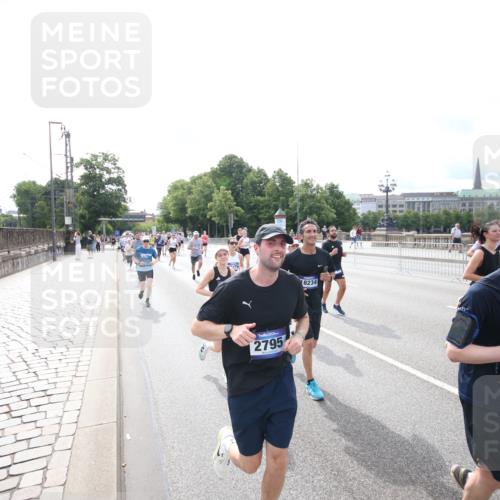 29.06.2025 - hella hamburg halbmarathon Jannik Wohlers http://msf.ph/oto/8149077 29.06.2025 10:19:05 Lombardsbrücke 1145, 1332, 1534, 1708, 2017, 2589, 2795, 2812, 2895, 2993, 2995, 3446, 4108, 4110, 4722, 4979, 5035, 5123, 5449, 5849, 6444, 6542, 6939, 7143, 8537, 8575, 9856, 10039, 10124, 10129, 10540, 10966, 11081, 11247, 12696, 12741, 13180, 13342, 13567, 13781, 13984, 14000, 14245, 14593, 14808, 14957, 15014, 15780, 15802, 15817, 16159, 16613, 16951, 16952, 17311, 17714, 17721, 18053, 18151, 18234, 18279, 18405, 18686, 18698 meine-sportfotos.de