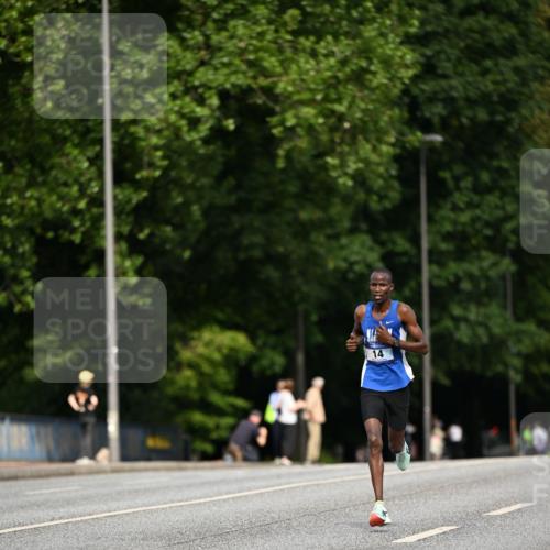 29.06.2025 - hella hamburg halbmarathon Dr. Thomas Lammeyer http://msf.ph/oto/8149079 29.06.2025 09:35:04 Kennedybrücke 14, 19, 21 meine-sportfotos.de