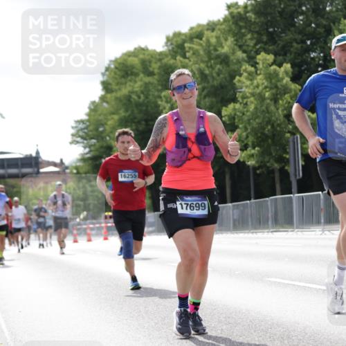 29.06.2025 - hella hamburg halbmarathon Jannik Wohlers http://msf.ph/oto/8149093 29.06.2025 10:12:39 Lombardsbrücke 1020, 1051, 2942, 4532, 7873, 8398, 8405, 9141, 10067, 10402, 11720, 14404, 15531, 16030, 16255, 16323, 16437, 17699, 18048, 18320, 18530 meine-sportfotos.de