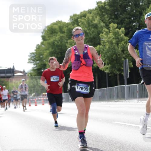 29.06.2025 - hella hamburg halbmarathon Jannik Wohlers http://msf.ph/oto/8149097 29.06.2025 10:12:39 Lombardsbrücke 1020, 1051, 2942, 4532, 7873, 8398, 8405, 9141, 10067, 10402, 11720, 14404, 15531, 16030, 16255, 16323, 16437, 17699, 18048, 18320, 18530 meine-sportfotos.de