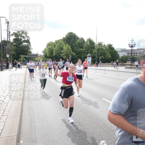 29.06.2025 - hella hamburg halbmarathon Jannik Wohlers http://msf.ph/oto/8149108 29.06.2025 10:19:09 Lombardsbrücke 1145, 1332, 1534, 1708, 2017, 2357, 2441, 2795, 2812, 2895, 2993, 2995, 3446, 3678, 4108, 4110, 4170, 4562, 4570, 4722, 4979, 5035, 5123, 5449, 5849, 6444, 6939, 7143, 7836, 8537, 8575, 9856, 10540, 11081, 12066, 12696, 12741, 13342, 13567, 13611, 13781, 13821, 14054, 14245, 14808, 14957, 15014, 15802, 15817, 16159, 16951, 16952, 17311, 17613, 17714, 18053, 18234, 18279, 18405, 18417, 18686, 18698, 18755 meine-sportfotos.de