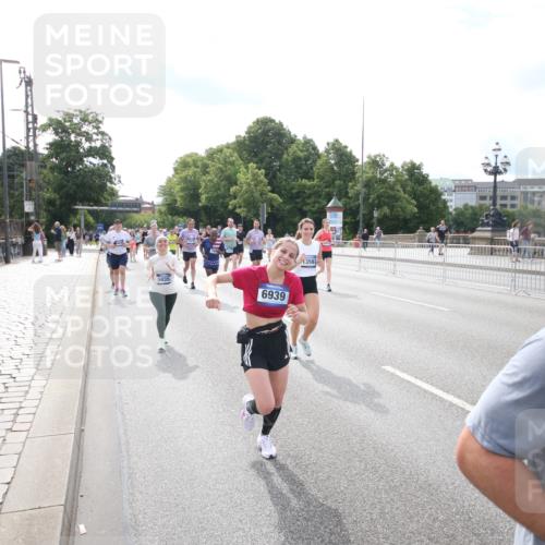 29.06.2025 - hella hamburg halbmarathon Jannik Wohlers http://msf.ph/oto/8149114 29.06.2025 10:19:09 Lombardsbrücke 1145, 1332, 1534, 1708, 2017, 2357, 2441, 2795, 2812, 2895, 2993, 2995, 3446, 3678, 4108, 4110, 4170, 4562, 4570, 4722, 4979, 5035, 5123, 5449, 5849, 6444, 6939, 7143, 7836, 8537, 8575, 9856, 10540, 11081, 12066, 12696, 12741, 13342, 13567, 13611, 13781, 13821, 14054, 14245, 14808, 14957, 15014, 15802, 15817, 16159, 16951, 16952, 17311, 17613, 17714, 18053, 18234, 18279, 18405, 18417, 18686, 18698, 18755 meine-sportfotos.de
