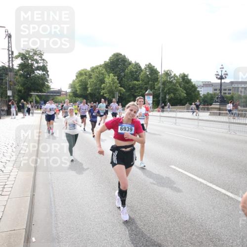 29.06.2025 - hella hamburg halbmarathon Jannik Wohlers http://msf.ph/oto/8149122 29.06.2025 10:19:09 Lombardsbrücke 1145, 1332, 1534, 1708, 2017, 2357, 2441, 2795, 2812, 2895, 2993, 2995, 3446, 3678, 4108, 4110, 4170, 4562, 4570, 4722, 4979, 5035, 5123, 5449, 5849, 6444, 6939, 7143, 7836, 8537, 8575, 9856, 10540, 11081, 12066, 12696, 12741, 13342, 13567, 13611, 13781, 13821, 14054, 14245, 14808, 14957, 15014, 15802, 15817, 16159, 16951, 16952, 17311, 17613, 17714, 18053, 18234, 18279, 18405, 18417, 18686, 18698, 18755 meine-sportfotos.de