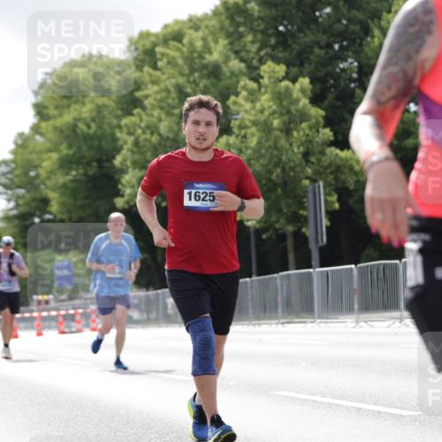 29.06.2025 - hella hamburg halbmarathon Jannik Wohlers http://msf.ph/oto/8149123 29.06.2025 10:12:40 Lombardsbrücke 1020, 1051, 2942, 4532, 7873, 8398, 8405, 9141, 10067, 10402, 11720, 14404, 15531, 16030, 16255, 16323, 16437, 17699, 17988, 18048, 18320, 18530, 18732 meine-sportfotos.de