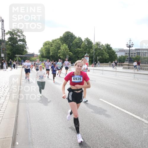 29.06.2025 - hella hamburg halbmarathon Jannik Wohlers http://msf.ph/oto/8149129 29.06.2025 10:19:09 Lombardsbrücke 1145, 1332, 1534, 1708, 2017, 2357, 2441, 2795, 2812, 2895, 2993, 2995, 3446, 3678, 4108, 4110, 4170, 4562, 4570, 4722, 4979, 5035, 5123, 5449, 5849, 6444, 6939, 7143, 7836, 8537, 8575, 9856, 10540, 11081, 12066, 12696, 12741, 13342, 13567, 13611, 13781, 13821, 14054, 14245, 14808, 14957, 15014, 15802, 15817, 16159, 16951, 16952, 17311, 17613, 17714, 18053, 18234, 18279, 18405, 18417, 18686, 18698, 18755 meine-sportfotos.de