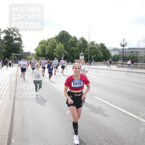 29.06.2025 - hella hamburg halbmarathon Jannik Wohlers http://msf.ph/oto/8149136 29.06.2025 10:19:09 Lombardsbrücke 1145, 1332, 1534, 1708, 2017, 2357, 2441, 2795, 2812, 2895, 2993, 2995, 3446, 3678, 4108, 4110, 4170, 4562, 4570, 4722, 4979, 5035, 5123, 5449, 5849, 6444, 6939, 7143, 7836, 8537, 8575, 9856, 10540, 11081, 12066, 12696, 12741, 13342, 13567, 13611, 13781, 13821, 14054, 14245, 14808, 14957, 15014, 15802, 15817, 16159, 16951, 16952, 17311, 17613, 17714, 18053, 18234, 18279, 18405, 18417, 18686, 18698, 18755 meine-sportfotos.de