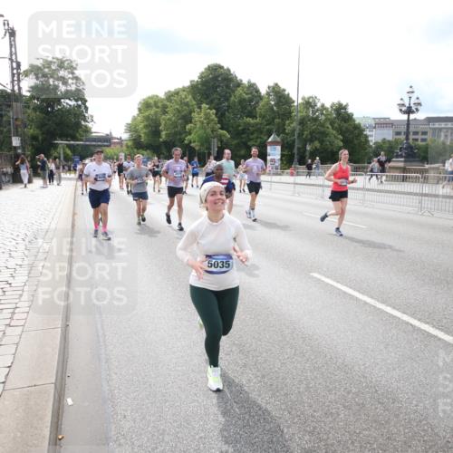 29.06.2025 - hella hamburg halbmarathon Jannik Wohlers http://msf.ph/oto/8149159 29.06.2025 10:19:11 Lombardsbrücke 1145, 1332, 1534, 1708, 2017, 2357, 2441, 2795, 2895, 2993, 2995, 3446, 3678, 4108, 4110, 4170, 4562, 4570, 4979, 5035, 5123, 5251, 5449, 5849, 5878, 6444, 6796, 6797, 6939, 7143, 7249, 7836, 8537, 9856, 10540, 12066, 12696, 12741, 13342, 13567, 13611, 13781, 13821, 14054, 14245, 14808, 14957, 15014, 15323, 15802, 15817, 16159, 16886, 16951, 16952, 17311, 17613, 17714, 18053, 18234, 18279, 18335, 18405, 18417, 18686, 18698, 18755 meine-sportfotos.de