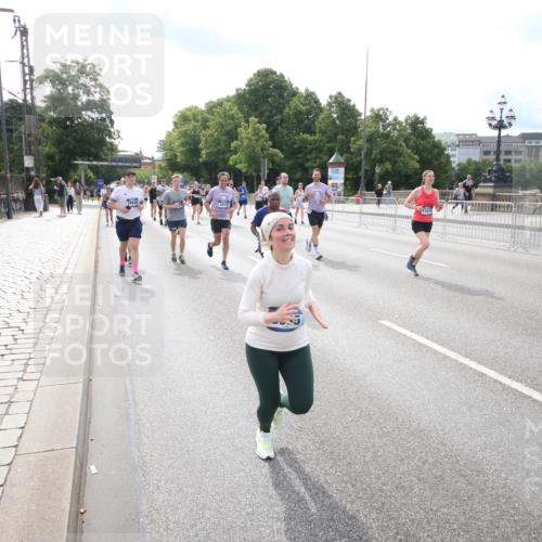 29.06.2025 - hella hamburg halbmarathon Jannik Wohlers http://msf.ph/oto/8149164 29.06.2025 10:19:11 Lombardsbrücke 1145, 1332, 1534, 1708, 2017, 2357, 2441, 2795, 2895, 2993, 2995, 3446, 3678, 4108, 4110, 4170, 4562, 4570, 4979, 5035, 5123, 5251, 5449, 5849, 5878, 6444, 6796, 6797, 6939, 7143, 7249, 7836, 8537, 9856, 10540, 12066, 12696, 12741, 13342, 13567, 13611, 13781, 13821, 14054, 14245, 14808, 14957, 15014, 15323, 15802, 15817, 16159, 16886, 16951, 16952, 17311, 17613, 17714, 18053, 18234, 18279, 18335, 18405, 18417, 18686, 18698, 18755 meine-sportfotos.de