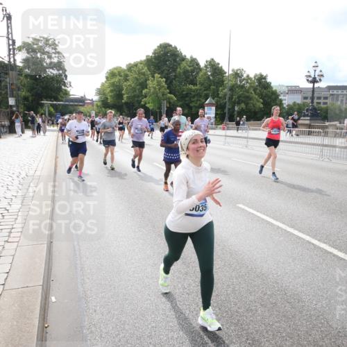 29.06.2025 - hella hamburg halbmarathon Jannik Wohlers http://msf.ph/oto/8149170 29.06.2025 10:19:11 Lombardsbrücke 1145, 1332, 1534, 1708, 2017, 2357, 2441, 2795, 2895, 2993, 2995, 3446, 3678, 4108, 4110, 4170, 4562, 4570, 4979, 5035, 5123, 5251, 5449, 5849, 5878, 6444, 6796, 6797, 6939, 7143, 7249, 7836, 8537, 9856, 10540, 12066, 12696, 12741, 13342, 13567, 13611, 13781, 13821, 14054, 14245, 14808, 14957, 15014, 15323, 15802, 15817, 16159, 16886, 16951, 16952, 17311, 17613, 17714, 18053, 18234, 18279, 18335, 18405, 18417, 18686, 18698, 18755 meine-sportfotos.de
