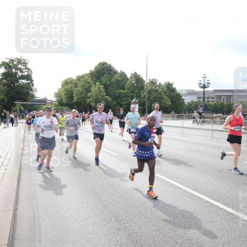 29.06.2025 - hella hamburg halbmarathon Jannik Wohlers http://msf.ph/oto/8149176 29.06.2025 10:19:12 Lombardsbrücke 1145, 1332, 1534, 1708, 2017, 2357, 2441, 2795, 2895, 2993, 2995, 3446, 3678, 4108, 4110, 4170, 4562, 4570, 4979, 5035, 5123, 5251, 5449, 5849, 5878, 6444, 6796, 6797, 6939, 7248, 7249, 7836, 8146, 8537, 9856, 10540, 10594, 12066, 12696, 12741, 13342, 13567, 13611, 13821, 14054, 14245, 14808, 14957, 15014, 15323, 15817, 16159, 16886, 16951, 16952, 17311, 17613, 17714, 18053, 18234, 18279, 18335, 18371, 18405, 18417, 18686, 18698, 18755 meine-sportfotos.de