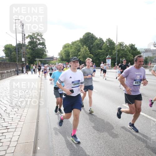 29.06.2025 - hella hamburg halbmarathon Jannik Wohlers http://msf.ph/oto/8149199 29.06.2025 10:19:13 Lombardsbrücke 1145, 1332, 1534, 1708, 2017, 2357, 2405, 2441, 2795, 2993, 2995, 3446, 3678, 4108, 4110, 4170, 4562, 4570, 4979, 5035, 5123, 5251, 5449, 5849, 5878, 6444, 6796, 6797, 6939, 7248, 7249, 7836, 8146, 8427, 8537, 9856, 10540, 10594, 11999, 12066, 12696, 13342, 13567, 13611, 13821, 14054, 14245, 14808, 14957, 15014, 15323, 16159, 16886, 16951, 16952, 17311, 17613, 17714, 18053, 18234, 18279, 18335, 18371, 18405, 18417, 18686, 18698, 18755 meine-sportfotos.de