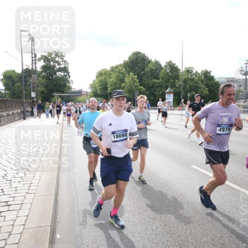29.06.2025 - hella hamburg halbmarathon Jannik Wohlers http://msf.ph/oto/8149206 29.06.2025 10:19:13 Lombardsbrücke 1145, 1332, 1534, 1708, 2017, 2357, 2405, 2441, 2795, 2993, 2995, 3446, 3678, 4108, 4110, 4170, 4562, 4570, 4979, 5035, 5123, 5251, 5449, 5849, 5878, 6444, 6796, 6797, 6939, 7248, 7249, 7836, 8146, 8427, 8537, 9856, 10540, 10594, 11999, 12066, 12696, 13342, 13567, 13611, 13821, 14054, 14245, 14808, 14957, 15014, 15323, 16159, 16886, 16951, 16952, 17311, 17613, 17714, 18053, 18234, 18279, 18335, 18371, 18405, 18417, 18686, 18698, 18755 meine-sportfotos.de