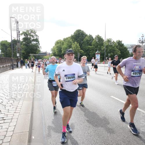 29.06.2025 - hella hamburg halbmarathon Jannik Wohlers http://msf.ph/oto/8149213 29.06.2025 10:19:13 Lombardsbrücke 1145, 1332, 1534, 1708, 2017, 2357, 2405, 2441, 2795, 2993, 2995, 3446, 3678, 4108, 4110, 4170, 4562, 4570, 4979, 5035, 5123, 5251, 5449, 5849, 5878, 6444, 6796, 6797, 6939, 7248, 7249, 7836, 8146, 8427, 8537, 9856, 10540, 10594, 11999, 12066, 12696, 13342, 13567, 13611, 13821, 14054, 14245, 14808, 14957, 15014, 15323, 16159, 16886, 16951, 16952, 17311, 17613, 17714, 18053, 18234, 18279, 18335, 18371, 18405, 18417, 18686, 18698, 18755 meine-sportfotos.de