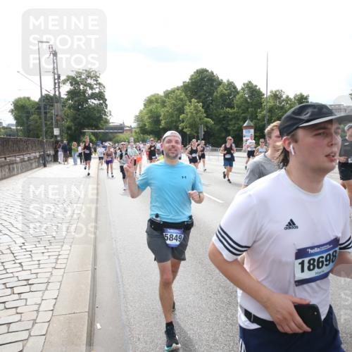 29.06.2025 - hella hamburg halbmarathon Jannik Wohlers http://msf.ph/oto/8149217 29.06.2025 10:19:14 Lombardsbrücke 1145, 1534, 1708, 2017, 2357, 2405, 2441, 2993, 2995, 3446, 3678, 4108, 4110, 4170, 4562, 4570, 4979, 5035, 5123, 5251, 5449, 5849, 5878, 6444, 6796, 6797, 6939, 7248, 7249, 7836, 8146, 8427, 8537, 9856, 10349, 10540, 10594, 11999, 12066, 12696, 13342, 13567, 13611, 13821, 14054, 14245, 14808, 14957, 15014, 15323, 16159, 16886, 17311, 17613, 17714, 18053, 18234, 18279, 18335, 18371, 18405, 18417, 18686, 18698, 18755 meine-sportfotos.de