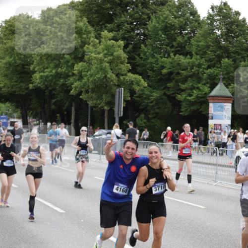 29.06.2025 - hella hamburg halbmarathon Jannik Wohlers http://msf.ph/oto/8149218 29.06.2025 10:49:51 Lombardsbrücke 2047, 3203, 3680, 3701, 3710, 3805, 3897, 4090, 4168, 5119, 5997, 6680, 6830, 7677, 7721, 7722, 7755, 8254, 9605, 9940, 10060, 10286, 10617, 11426, 11696, 11716, 11760, 12079, 13127, 13128, 13381, 13744, 13846, 13887, 14144, 14505, 14940, 15230, 16410, 16412, 16489, 16635, 16670, 17256, 18961, 19058, 19086 meine-sportfotos.de