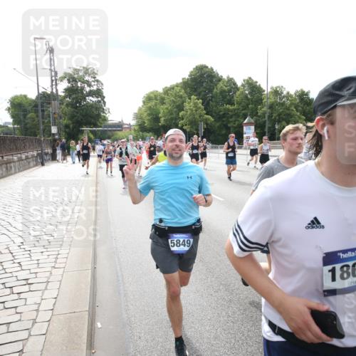 29.06.2025 - hella hamburg halbmarathon Jannik Wohlers http://msf.ph/oto/8149226 29.06.2025 10:19:14 Lombardsbrücke 1145, 1534, 1708, 2017, 2357, 2405, 2441, 2993, 2995, 3446, 3678, 4108, 4110, 4170, 4562, 4570, 4979, 5035, 5123, 5251, 5449, 5849, 5878, 6444, 6796, 6797, 6939, 7248, 7249, 7836, 8146, 8427, 8537, 9856, 10349, 10540, 10594, 11999, 12066, 12696, 13342, 13567, 13611, 13821, 14054, 14245, 14808, 14957, 15014, 15323, 16159, 16886, 17311, 17613, 17714, 18053, 18234, 18279, 18335, 18371, 18405, 18417, 18686, 18698, 18755 meine-sportfotos.de