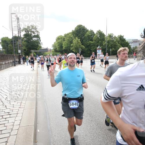 29.06.2025 - hella hamburg halbmarathon Jannik Wohlers http://msf.ph/oto/8149232 29.06.2025 10:19:14 Lombardsbrücke 1145, 1534, 1708, 2017, 2357, 2405, 2441, 2993, 2995, 3446, 3678, 4108, 4110, 4170, 4562, 4570, 4979, 5035, 5123, 5251, 5449, 5849, 5878, 6444, 6796, 6797, 6939, 7248, 7249, 7836, 8146, 8427, 8537, 9856, 10349, 10540, 10594, 11999, 12066, 12696, 13342, 13567, 13611, 13821, 14054, 14245, 14808, 14957, 15014, 15323, 16159, 16886, 17311, 17613, 17714, 18053, 18234, 18279, 18335, 18371, 18405, 18417, 18686, 18698, 18755 meine-sportfotos.de