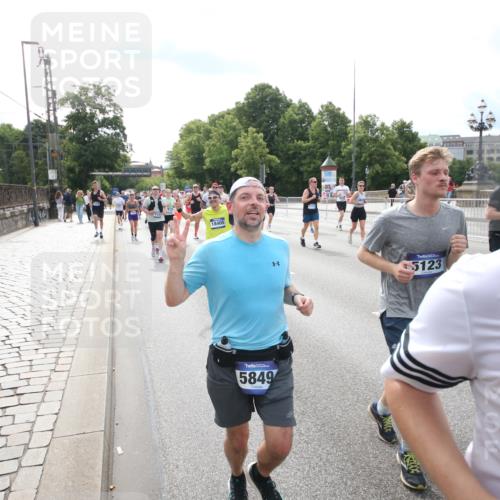 29.06.2025 - hella hamburg halbmarathon Jannik Wohlers http://msf.ph/oto/8149237 29.06.2025 10:19:14 Lombardsbrücke 1145, 1534, 1708, 2017, 2357, 2405, 2441, 2993, 2995, 3446, 3678, 4108, 4110, 4170, 4562, 4570, 4979, 5035, 5123, 5251, 5449, 5849, 5878, 6444, 6796, 6797, 6939, 7248, 7249, 7836, 8146, 8427, 8537, 9856, 10349, 10540, 10594, 11999, 12066, 12696, 13342, 13567, 13611, 13821, 14054, 14245, 14808, 14957, 15014, 15323, 16159, 16886, 17311, 17613, 17714, 18053, 18234, 18279, 18335, 18371, 18405, 18417, 18686, 18698, 18755 meine-sportfotos.de