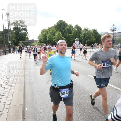29.06.2025 - hella hamburg halbmarathon Jannik Wohlers http://msf.ph/oto/8149244 29.06.2025 10:19:14 Lombardsbrücke 1145, 1534, 1708, 2017, 2357, 2405, 2441, 2993, 2995, 3446, 3678, 4108, 4110, 4170, 4562, 4570, 4979, 5035, 5123, 5251, 5449, 5849, 5878, 6444, 6796, 6797, 6939, 7248, 7249, 7836, 8146, 8427, 8537, 9856, 10349, 10540, 10594, 11999, 12066, 12696, 13342, 13567, 13611, 13821, 14054, 14245, 14808, 14957, 15014, 15323, 16159, 16886, 17311, 17613, 17714, 18053, 18234, 18279, 18335, 18371, 18405, 18417, 18686, 18698, 18755 meine-sportfotos.de