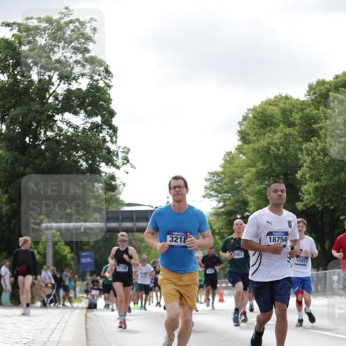 29.06.2025 - hella hamburg halbmarathon Jannik Wohlers http://msf.ph/oto/8149254 29.06.2025 10:12:50 Lombardsbrücke 1007, 1747, 1859, 2961, 3218, 3360, 3728, 3729, 6489, 7346, 8398, 8405, 8913, 9141, 9527, 12492, 15922, 16030, 16255, 16437, 17474, 17699, 17988, 18048, 18320, 18732, 18754 meine-sportfotos.de