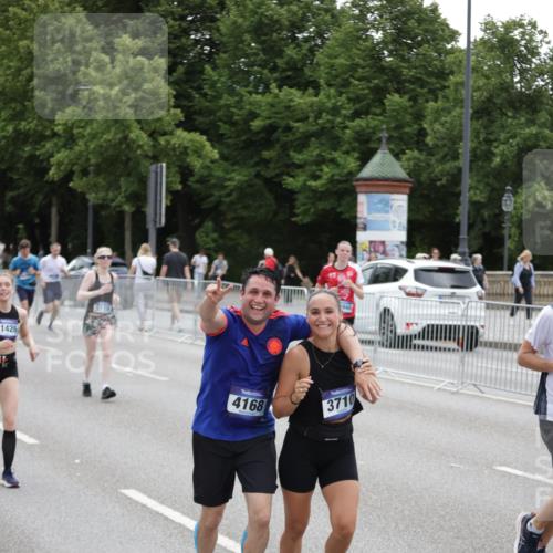 29.06.2025 - hella hamburg halbmarathon Jannik Wohlers http://msf.ph/oto/8149258 29.06.2025 10:49:52 Lombardsbrücke 1259, 1828, 2047, 3203, 3680, 3701, 3710, 3805, 3897, 4090, 4168, 5119, 5997, 6680, 6830, 7677, 7721, 7722, 7755, 8254, 9605, 9940, 10060, 10286, 10617, 11426, 11696, 11716, 12079, 13127, 13128, 13381, 13846, 13887, 14144, 14591, 14940, 15230, 15551, 16410, 16412, 16489, 16635, 16670, 17256, 18961, 19058, 19086 meine-sportfotos.de