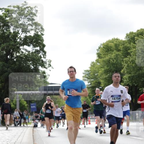 29.06.2025 - hella hamburg halbmarathon Jannik Wohlers http://msf.ph/oto/8149261 29.06.2025 10:12:50 Lombardsbrücke 1007, 1747, 1859, 2961, 3218, 3360, 3728, 3729, 6489, 7346, 8398, 8405, 8913, 9141, 9527, 12492, 15922, 16030, 16255, 16437, 17474, 17699, 17988, 18048, 18320, 18732, 18754 meine-sportfotos.de