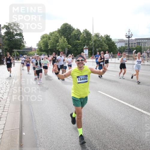 29.06.2025 - hella hamburg halbmarathon Jannik Wohlers http://msf.ph/oto/8149274 29.06.2025 10:19:15 Lombardsbrücke 1145, 1534, 1708, 2017, 2357, 2405, 2441, 2918, 2993, 2995, 3446, 3678, 4108, 4110, 4170, 4562, 4570, 4979, 5035, 5123, 5251, 5449, 5849, 5878, 6444, 6796, 6797, 6939, 7248, 7249, 7836, 7917, 8146, 8427, 8537, 9856, 10349, 10540, 10594, 11999, 12066, 12615, 12618, 12696, 12859, 13342, 13567, 13611, 13821, 14054, 14808, 14957, 15014, 15323, 16159, 16190, 16886, 17311, 17613, 17714, 18053, 18234, 18279, 18335, 18371, 18405, 18417, 18686, 18698, 18755 meine-sportfotos.de