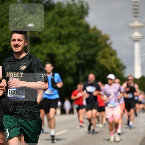 29.06.2025 - hella hamburg halbmarathon Dr. Thomas Lammeyer http://msf.ph/oto/8149277 29.06.2025 10:06:22 Kennedybrücke 1128, 1254, 1364, 1432, 1453, 1729, 1733, 2322, 2323, 3169, 3780, 4286, 4328, 4663, 4985, 5742, 5763, 6322, 6708, 6860, 7031, 7049, 7243, 8749, 9020, 9021, 9156, 9353, 9928, 10177, 10866 meine-sportfotos.de