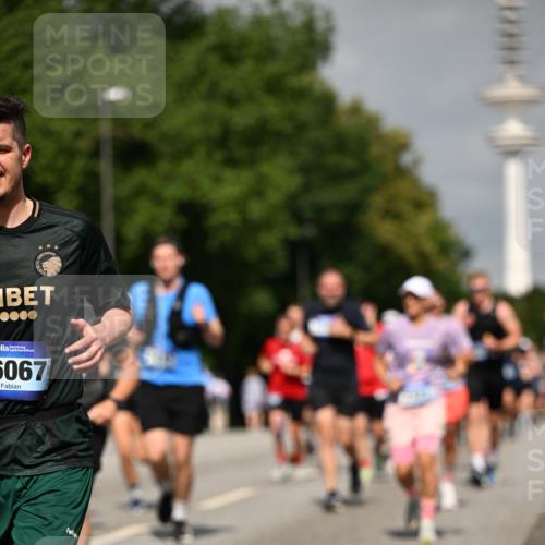 29.06.2025 - hella hamburg halbmarathon Dr. Thomas Lammeyer http://msf.ph/oto/8149285 29.06.2025 10:06:22 Kennedybrücke 1128, 1254, 1364, 1432, 1453, 1729, 1733, 2322, 2323, 3169, 3780, 4286, 4328, 4663, 4985, 5742, 5763, 6322, 6708, 6860, 7031, 7049, 7243, 8749, 9020, 9021, 9156, 9353, 9928, 10177, 10866 meine-sportfotos.de